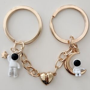 NWT Pair of Astronauts Keychain w/Shared Magnetic Heart